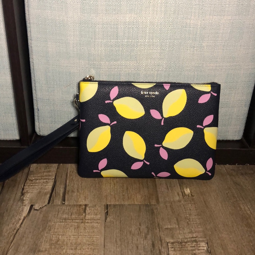 Small pouch wristlet